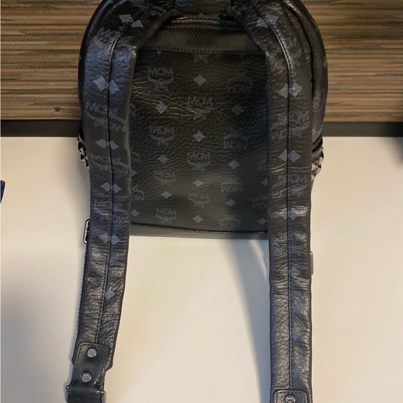 MCM 100% authentic backpack size 13.5 X 10.5 unisex - Picture 3 of 7